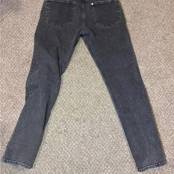 Classic H&M Slim Coupe Etroite skinny jeans in a black faded wash. - Picture 2 of 4